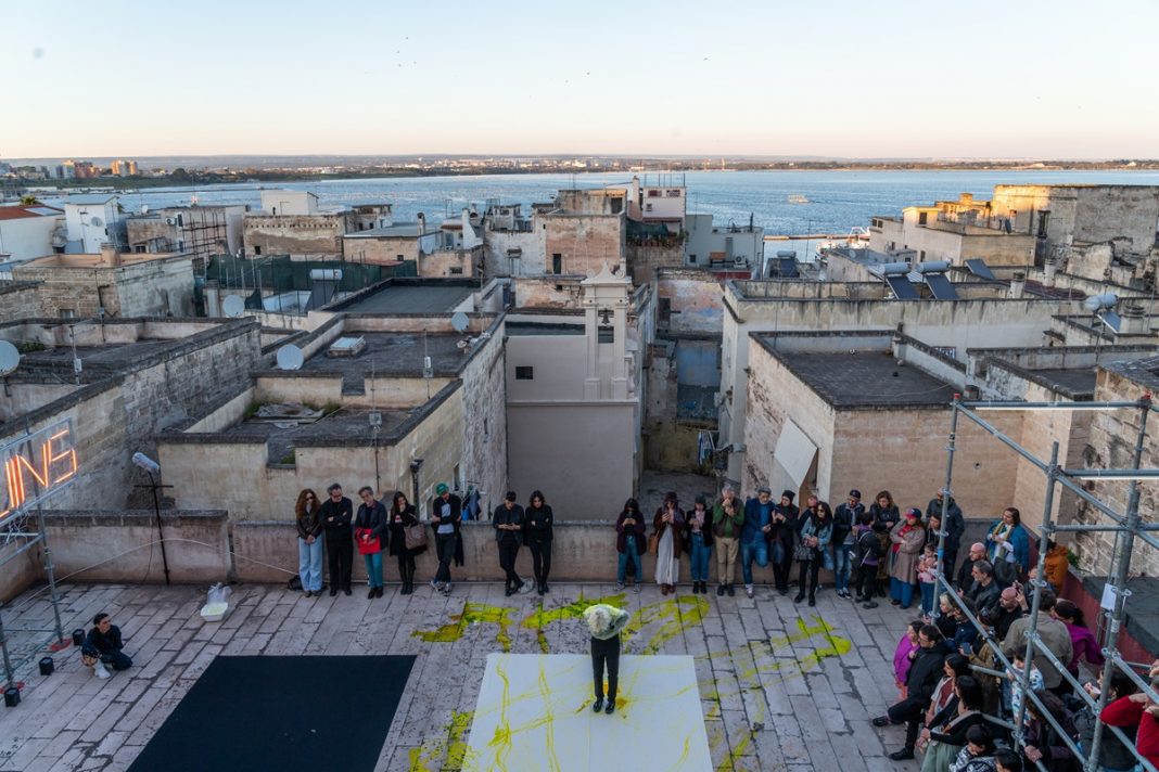 Silvia Calderoni e Ilenia Caleo, thefutureisNOW? #3, Post Disaster Rooftops EP04 - Out of the ruins / Dalle macerie, aprile 2023, Taranto. Foto di Piercarlo Quecchia - DSLStudio