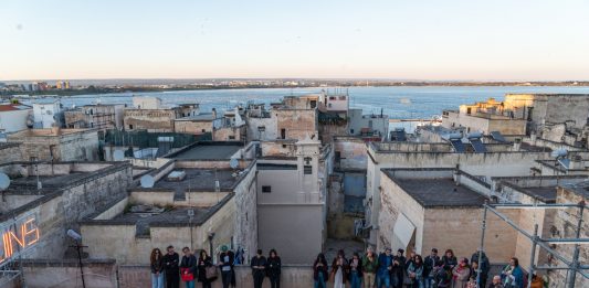Stare sui tetti alla Biennale di Architettura di Venezia: il racconto del collettivo Post Disaster Silvia Calderoni e Ilenia Caleo, thefutureisNOW? #3, Post Disaster Rooftops EP04 - Out of the ruins / Dalle macerie, aprile 2023, Taranto. Foto di Piercarlo Quecchia - DSLStudio