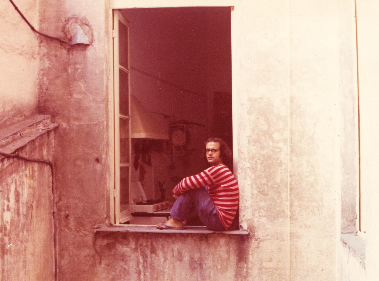 4.Fotografia dell’artista vestito da clown alla finestra del suo studio, Genova, 1968. Courtesy Archivio Emilio Prini