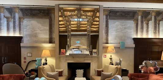 Mirrorland, tra reale e virtuale: Mattia Sugamiele all’Hotel Eden di Roma Mirrorland, Mattia Sugamiele, Hotel Eden, Roma Arte in Nuvola, 2023