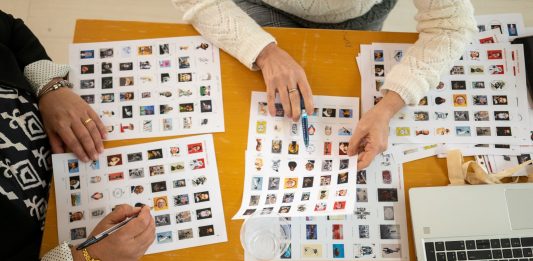 Biennale dell’Umorismo, a Tolentino l’arte parla delle crisi di oggi