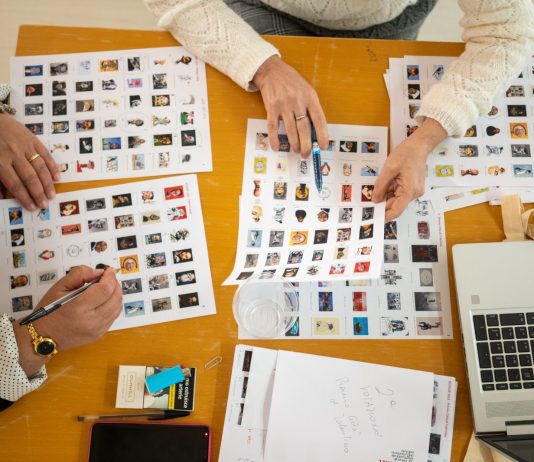 Biennale dell’Umorismo, a Tolentino l’arte parla delle crisi di oggi