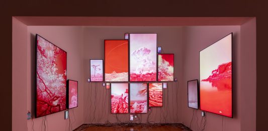 Quanto siamo consapevoli della dipendenza tecnologica? La mostra a Modena che prova a spiegarlo