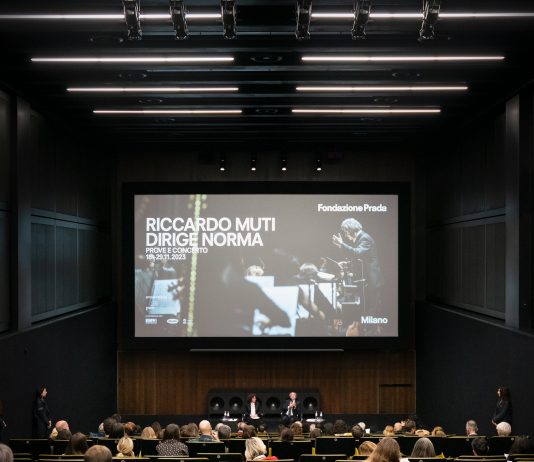 “Dirigere non significa muovere le braccia”. La lezione di Riccardo Muti apre la sua Academy in Fondazione Prada a Milano Riccardo Muti Italian Opera Academy alla FOndazione Prada