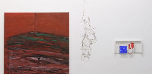 Generazioni e mondi a confronto, a Roma l’arte contro le etichette One wall a web through which the moment walks, veduta della mostra, 1/9unosunove, Roma, ph. Giorgio Benni