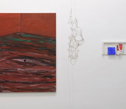 Generazioni e mondi a confronto, a Roma l’arte contro le etichette One wall a web through which the moment walks, veduta della mostra, 1/9unosunove, Roma, ph. Giorgio Benni