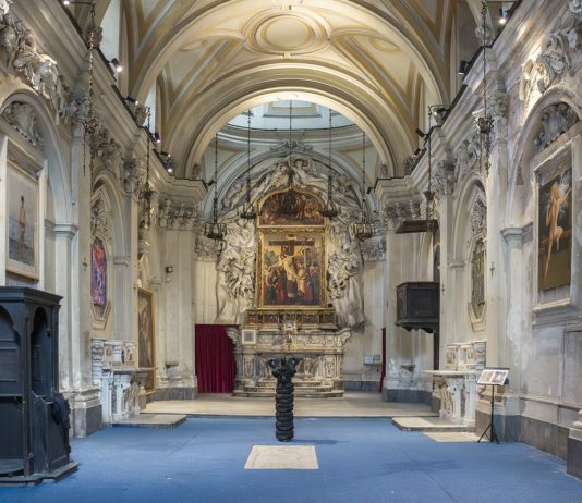 Superfici irregolari: la Collezione Iannaccone in un’antica chiesa di Napoli Installation view, Collezione Iannaccone, Superfici Irregolari - Sette narrazioni sulla frammentazione dell’animo umano, Chiesa della Compagnia della Disciplina della Santa Croce, Ph. credits Silvia D’Addato