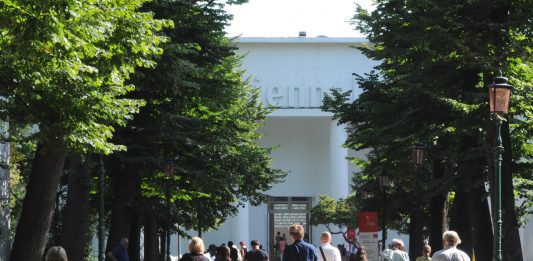 Biennale di Venezia 2024, i Leoni alla Carriera ad Anna Maria Maiolino e Nil Yalter