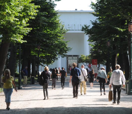 Biennale di Venezia 2024, i Leoni alla Carriera ad Anna Maria Maiolino e Nil Yalter