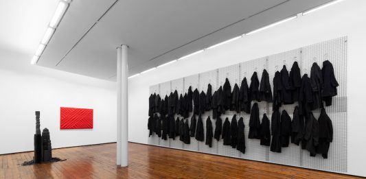 Enrico Castellani, Jannis Kounellis, Chiara Lecca SPACES AS PLACES AS STAGES fino al 20 dicembre alla Galleria Fumagalli di Milano