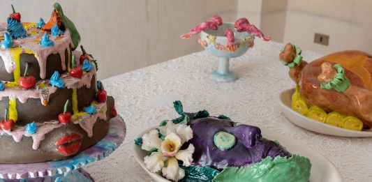 Corpo su tavola: il curioso banchetto di Casa Vuota a Roma Alberto Maggini, veduta della mostra, Casa Vuota, Roma 2023, ph. Eleonora Cerri Pecorella