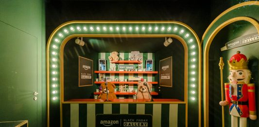 Milano, il negozio Amazon per il Black Friday: storia di un marketing che non vuole vendere
