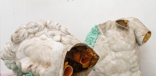 Monumenti ambigui e David scomposti, la mostra di Alessandro Calizza a Roma Rotten dreams and golden plates, mostra personale di Alessandro Calizza, a cura di Andrea Acocella. Bar.lina, San Lorenzo Roma. Fotografia di Alberto Guerri