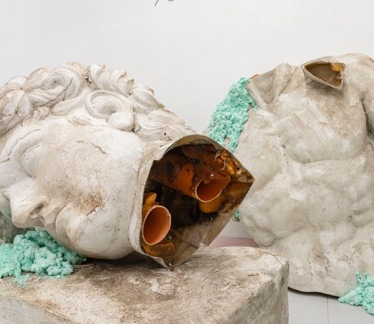 Monumenti ambigui e David scomposti, la mostra di Alessandro Calizza a Roma Rotten dreams and golden plates, mostra personale di Alessandro Calizza, a cura di Andrea Acocella. Bar.lina, San Lorenzo Roma. Fotografia di Alberto Guerri