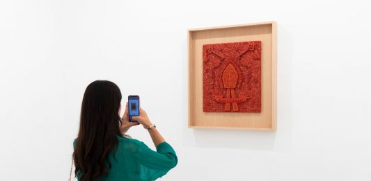 Jan Fabre, a tre donne di corallo: la mostra allo Studio Trisorio, Napoli Jan Fabre, To Eusebia, Laura and Joanna, veduta della mostra, Studio Trisorio, Napoli, 2023. Ph. Amedeo Benestante