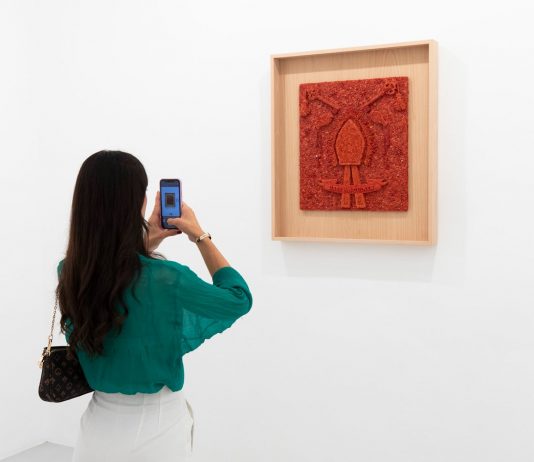 Jan Fabre, a tre donne di corallo: la mostra allo Studio Trisorio, Napoli Jan Fabre, To Eusebia, Laura and Joanna, veduta della mostra, Studio Trisorio, Napoli, 2023. Ph. Amedeo Benestante