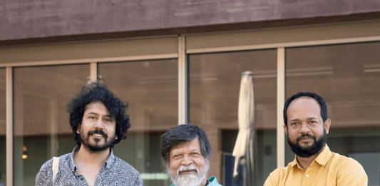 Guerra Israele-Hamas: in Germania cancellata la Biennale di fotografia contemporanea Tanzim Wahab, Shahidul Alam e Munem Wasi, i curatori della Biennale für aktuelle Fotografie 2024. Photo: Lys Y. Seng