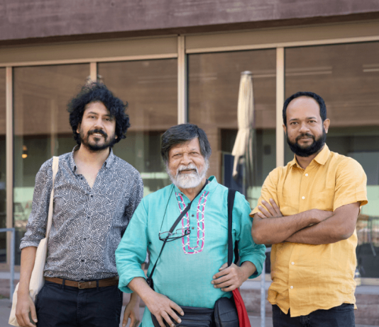 Guerra Israele-Hamas: in Germania cancellata la Biennale di fotografia contemporanea Tanzim Wahab, Shahidul Alam e Munem Wasi, i curatori della Biennale für aktuelle Fotografie 2024. Photo: Lys Y. Seng