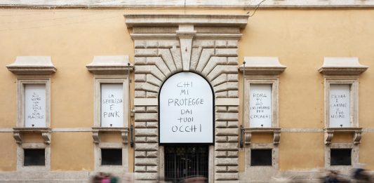 Biblioteca del Mondo, alla Fondazione Memmo di Roma una mostra sul libro Marcello Maloberti MARTELLATE, 2023 intervento site-specific, facciata di Palazzo Ruspoli Stampa su forex, 1 pannello cm 381 x 275; 18 pannelli cm 240 x 120 Ph. Daniele Molajoli Courtesy l’artista, Galleria Raffaella Cortese Milano e Albisola Superiore, Fondazione Memmo, Roma