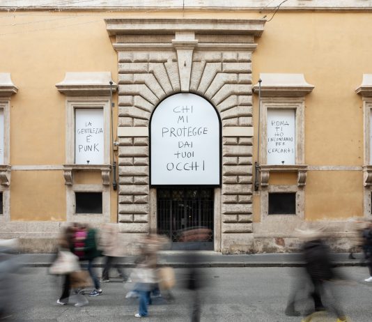 Biblioteca del Mondo, alla Fondazione Memmo di Roma una mostra sul libro Marcello Maloberti MARTELLATE, 2023 intervento site-specific, facciata di Palazzo Ruspoli Stampa su forex, 1 pannello cm 381 x 275; 18 pannelli cm 240 x 120 Ph. Daniele Molajoli Courtesy l’artista, Galleria Raffaella Cortese Milano e Albisola Superiore, Fondazione Memmo, Roma