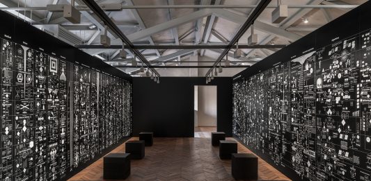 L’anatomia dell’Intelligenza Artificiale e le mappe di potere e tecnologia all’Osservatorio di Fondazione Prada