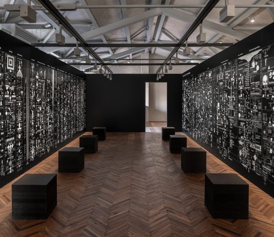 L’anatomia dell’Intelligenza Artificiale e le mappe di potere e tecnologia all’Osservatorio di Fondazione Prada