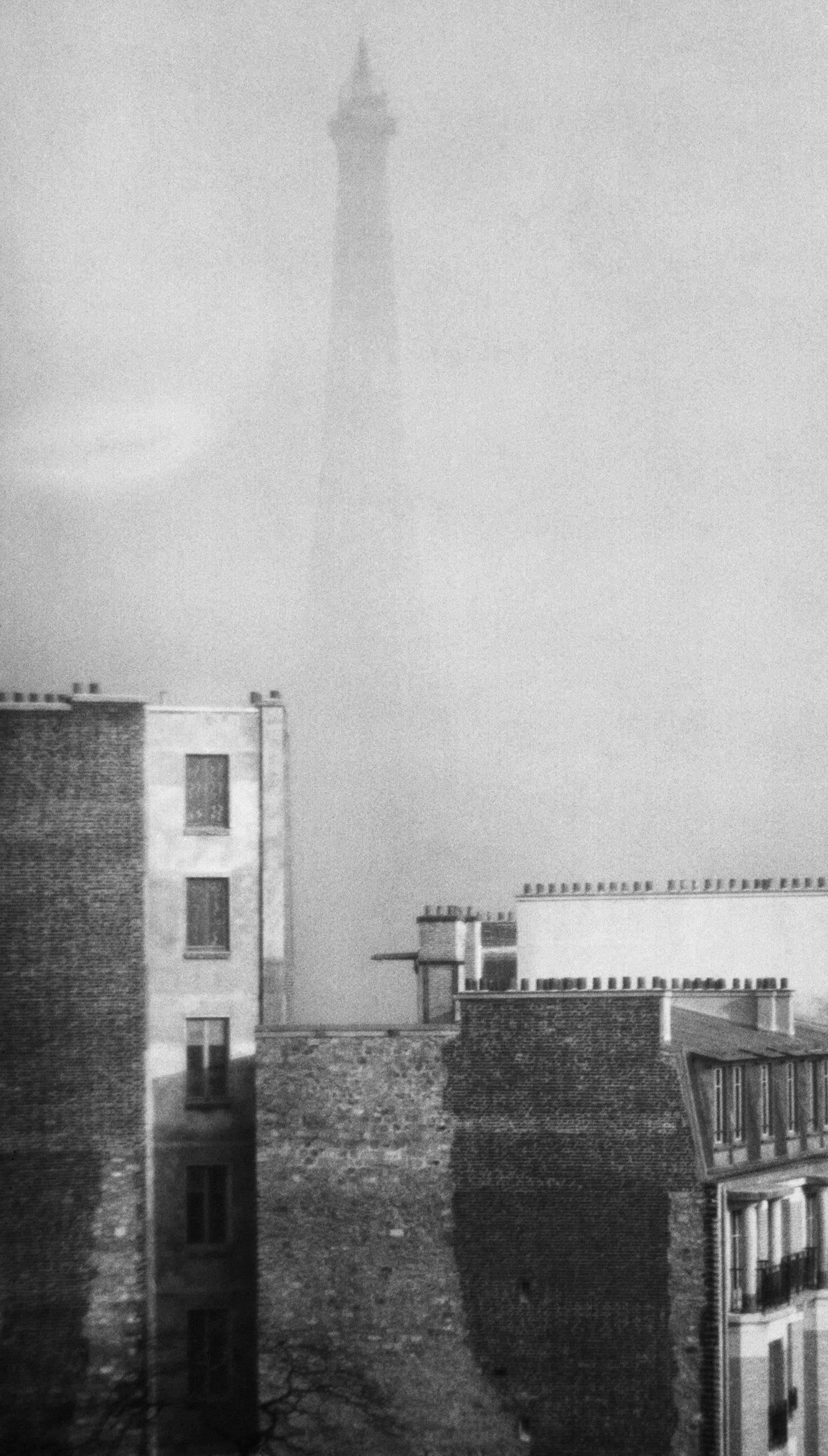 André Kertész La torre Eiffel Parigi, 1925 © Donation André Kertész, Ministère de la Culture (France), Médiathèque du patrimoine et de la photographie, diffusion RMN-GP