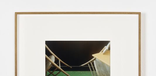 Bologna, le fotografie di Alessandra Spranzi alla P420 sospendono l’inverno Alessandra Spranzi, Due sedie appoggiate su un tavolo (Esercizi), 2022-2023, fotografia a colori-color photograph, cm.18,7x25,3, ed.3+2AP Courtesy l’artista e P420, Bologna Foto Carlo Favero