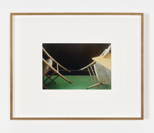 Bologna, le fotografie di Alessandra Spranzi alla P420 sospendono l’inverno Alessandra Spranzi, Due sedie appoggiate su un tavolo (Esercizi), 2022-2023, fotografia a colori-color photograph, cm.18,7x25,3, ed.3+2AP Courtesy l’artista e P420, Bologna Foto Carlo Favero