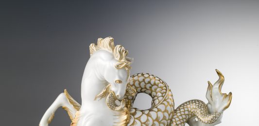 Milano, il Trionfo da Tavola di Gio Ponti arriva a Villa Necchi Gio Ponti e Italo Griselli per Richard-Ginori, Cavallo marino dal centro tavola per il Ministero degli Esteri 1927-1929, porcellana e oro, 18,4 cm