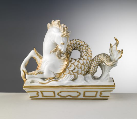 Milano, il Trionfo da Tavola di Gio Ponti arriva a Villa Necchi Gio Ponti e Italo Griselli per Richard-Ginori, Cavallo marino dal centro tavola per il Ministero degli Esteri 1927-1929, porcellana e oro, 18,4 cm