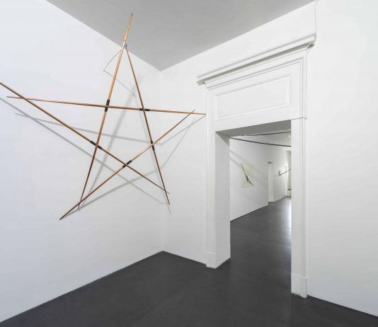 Gilberto Zorio, artista della trasformazione: la mostra da Lia Rumma, Napoli Gilberto Zorio, Le memorie scavalcano il presente e attivano il futuro..., veduta della mostra, Galleria Lia Rumma, Napoli, 2023-2024, ph. Danilo Donzelli