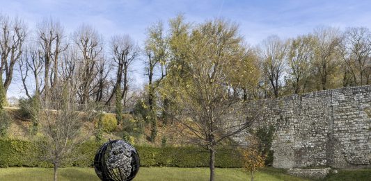 Mondo d’acciaio: l’opera di Emilio Isgrò diventa permanente a Brescia Emilio Isgrò, Mondo d'acciaio courtesy Fondazione Brescia Musei © photo Ela Bialkowska OKNO studio