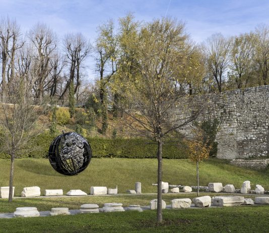 Mondo d’acciaio: l’opera di Emilio Isgrò diventa permanente a Brescia Emilio Isgrò, Mondo d'acciaio courtesy Fondazione Brescia Musei © photo Ela Bialkowska OKNO studio