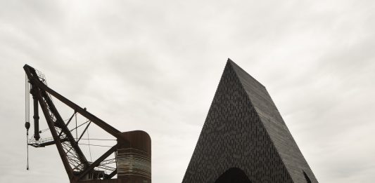 Tende della protesta e anti-monumenti: il meglio e il peggio dell’architettura 2023 Biennale di Architettura a Venezia 2023