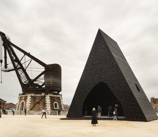 Tende della protesta e anti-monumenti: il meglio e il peggio dell’architettura 2023 Biennale di Architettura a Venezia 2023