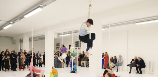 Don’t fight the feelings: a Milano, una performance di Martina Rota sulla fragilità Martina Rota, Don’t fight the feelings, performance, Fabbrica Bini, Milano, 2023