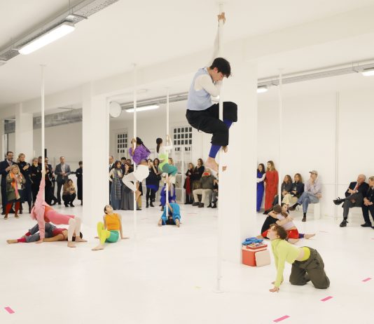 Don’t fight the feelings: a Milano, una performance di Martina Rota sulla fragilità Martina Rota, Don’t fight the feelings, performance, Fabbrica Bini, Milano, 2023