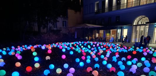 A Milano l’albero di Natale è orizzontale: l’opera di Giancarlo Neri per Fondazione Rovati