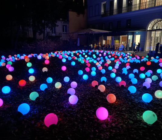 A Milano l’albero di Natale è orizzontale: l’opera di Giancarlo Neri per Fondazione Rovati