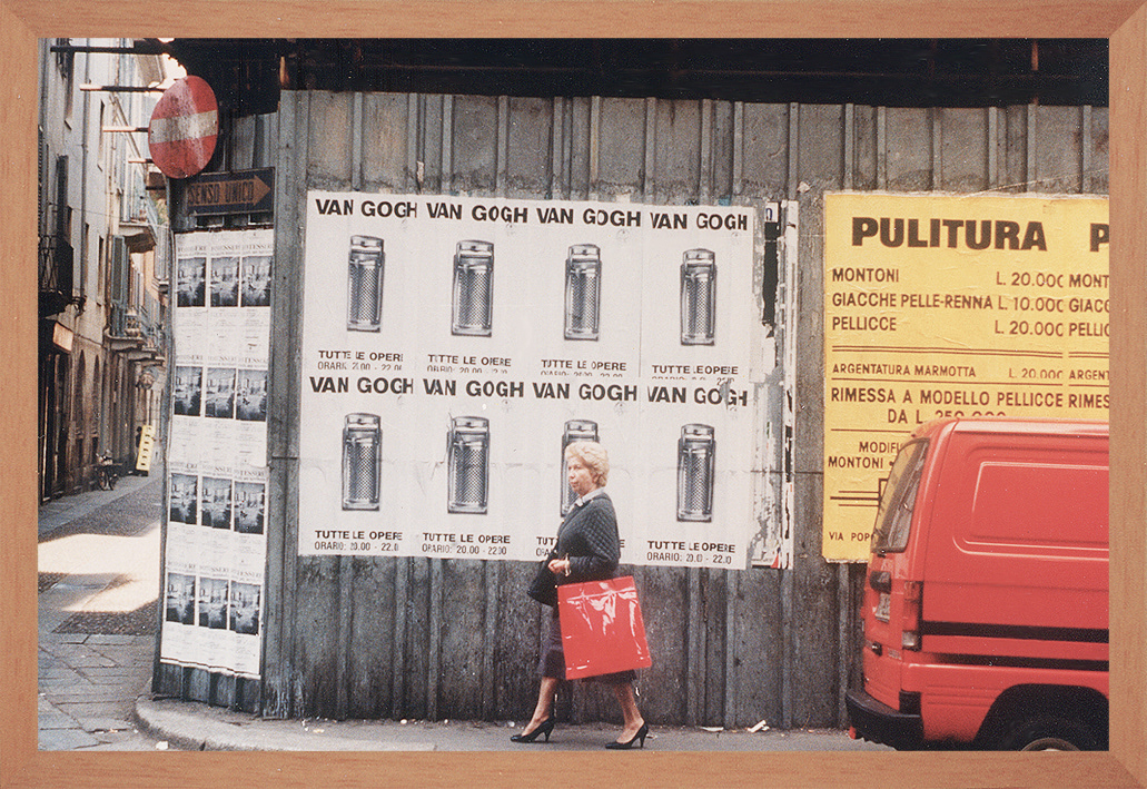 Tipologia intervento: PUBBLICA AFFISSIONE. CENTOQUARANTA MANIFESTI TITOLATI “VAN GOGH” DAL 11/3 PER QUINDICI GIORNI. Luogo/città: MILANO (zona centro). Anno di realizzazione: 1991 FORMALIZZAZIONE. 3 30 x 45 cm, stampe fotografiche, legno, plexiglass – 2 30 x 22,5 cm, documentazione, legno, plexiglass (ricevuta ufficio affissioni, mappa dislocazione affissioni)