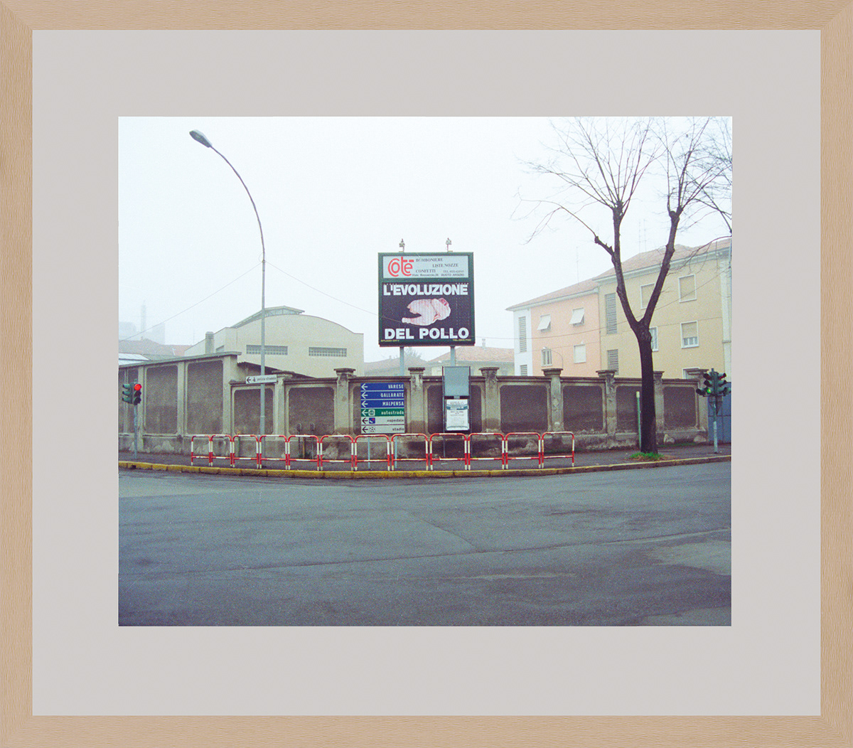 Tipologia intervento: ROTOR ILLUMINATO. ROTOR PUBBLICITARIO ILLUMINATO. DAL 15/1 PER TRENTA GIORNI. Luogo/città: BUSTO ARSIZIO (VA). Anno di realizzazione: 1993 FORMALIZZAZIONE. 70,5 x 80 cm. Stampa fotografica, legno, vetro. Edizione unica