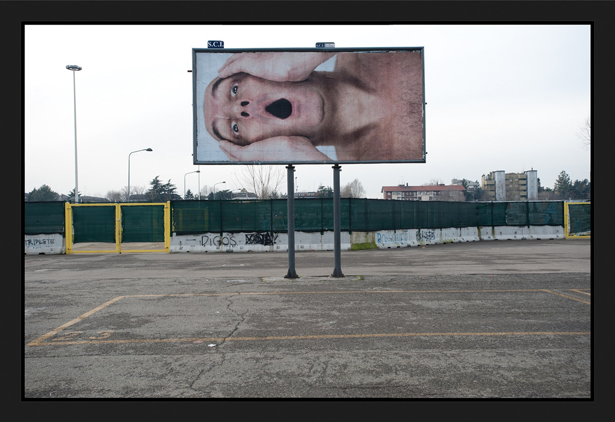 Tipologia intervento: MAXI AFFISSIONI, MILANO, 8 IMPIANTI DAL 15/1/2015 PER 10 GIORNI. Luogo/città: MILANO. Anno di realizzazione: 2015 FORMALIZZAZIONE. 33 x 48 cm. Stampa giclée su carta perlata montata su dibond, legno, plexiglas. Edizione di 3