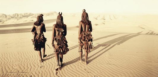 Viaggi straordinari: l’umanità di Jimmy Nelson è in mostra a Milano jimmy nelson