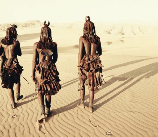 Viaggi straordinari: l’umanità di Jimmy Nelson è in mostra a Milano jimmy nelson