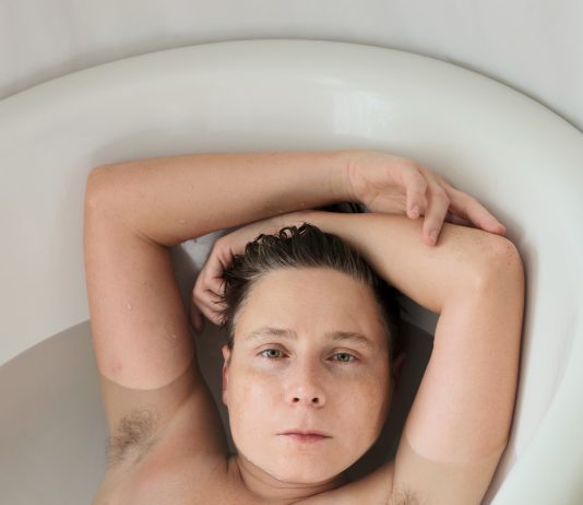 A Bologna la prima mostra italiana di Jess T. Dugan: fotografia come spazio emotivo