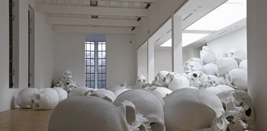 Le perturbanti e monumentali installazioni di Ron Mueck in mostra alla Triennale di Milano