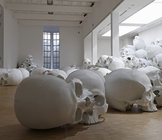 Le perturbanti e monumentali installazioni di Ron Mueck in mostra alla Triennale di Milano