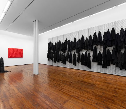 Spaces as Places as Stages: Enrico Castellani, Jannis Kounellis e Chiara Lecca alla Galleria Fumagalli