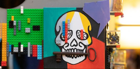 Use the right tools, a Napoli l’installazione di Marianna Vittorioso contro l’AIDS Marianna Vittorioso, Use The Right Tools, dettaglio